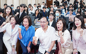 藍白好感度都超車民進黨  朱立倫喜發「感謝文」　