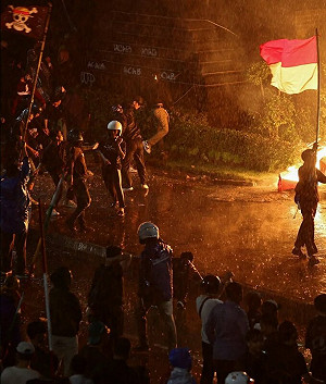 (影)開槍了! 《海賊王》旗幟升起 印尼街頭暴亂升高 總統被揭排華黑歷史