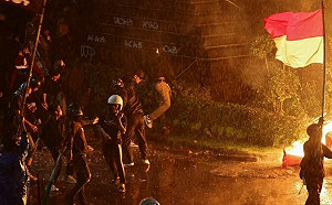 (影) 印尼鎮壓「反貪腐」街頭開槍釀至少7死 總統、警局長道歉了