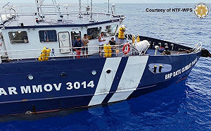 被中國水砲衝到舉白旗投降！菲船衝黃岩島還撞中海警船 遭強力驅離