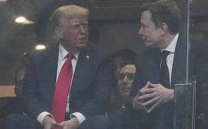 並肩而坐還交談！馬斯克與川普鬧翻後首度同框：獻給查理