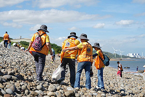 綠議員卓冠廷獅子會共同淨灘 號召捐款、募物資響應花蓮災情