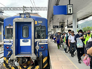 大批「鏟子超人」進入花蓮「光復」家園 蔡英文：展現台灣最美風景