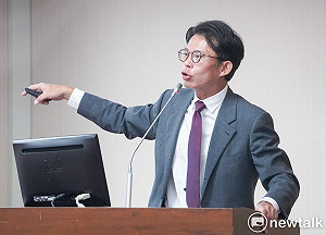 爆「凱思」成立前後 黃國昌、張晉源多次共赴香港!她質疑:狗仔喝誰的奶水長大?