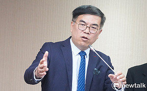 經濟部承認光電板「片片有序號」做不到 彭啟明:12.1萬片量太大