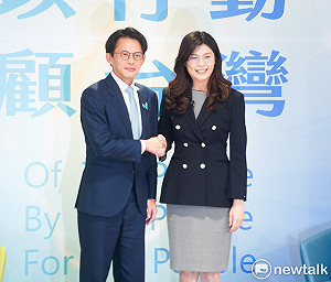 (影)「鄭黃會」登場　鄭麗文贈陶瓷圓盤、黃國昌送水泥基底鎢絲燈