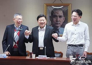柯文哲拜會藍黨團  傅崐萁牽手喊：2028藍白合光復台灣