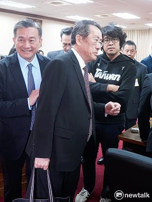 軍購機密資料被黃國昌帶走  樓梯口被官員追回 