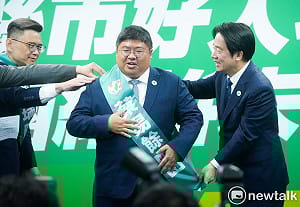 賴清德也笑了！ 幫蔡易餘披「客製化」競選背帶竟卡住