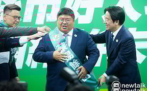 賴清德也笑了！ 幫蔡易餘披「客製化」競選背帶竟卡住