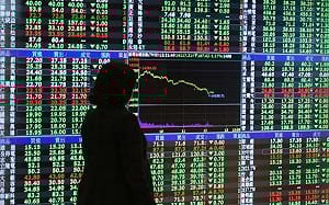 台股今下殺472點進逼十日線 外資提款512億元創本月最多