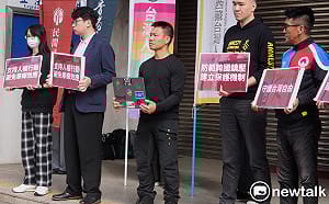 香港抗爭者二度遭潑漆 民團、綠白立委齊發聲籲政府出手