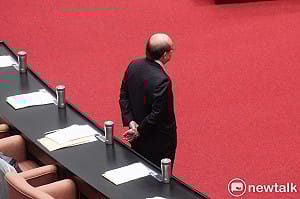 被叫「喬王」25年 前幕僚反擊誤解：柯建銘其實在扛這些事 