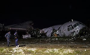 運鈔機墜毀、民眾狂搶錢！ 玻利維亞央行喊無效：估約6,200萬美元要銷毀