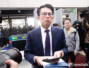 黃國昌「腳尾飯2.0」爭議出庭發採通 律師嘲諷：到底是多愛鎂光燈？