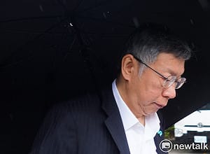 柯爸過世對年　柯文哲哽咽、要爸爸「原諒那些害我的人」