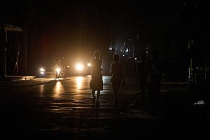 古巴全國電網崩潰、首都一片黑  能源短缺加劇民生與交通衝擊