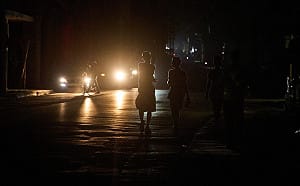 古巴全國電網崩潰、首都一片黑  能源短缺加劇民生與交通衝擊