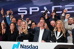 SpaceX掛牌兩個交易日漲逾40%、市值達2.5兆美元  馬斯克喊「營收破兆」