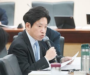 楊珍妮「停職」遭藍委質疑　張惇涵：政務人員只有去跟留