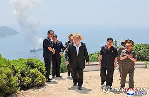 曾傾覆受創！北韓5000噸級「姜健」號試射巡弋飛彈  金正恩下令2個月內強行成軍