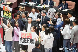卓揆毒油專報前舉牌抗議 在野轟「毒油害台、院長下台」