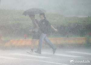 低壓帶賴著不走！未來一週雨不停　專家示警「這3天」全台雨勢最猛