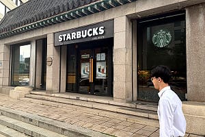 韓國星巴克空前公關危機！總部遭警方突襲搜索 「坦克日」行銷爭議延燒