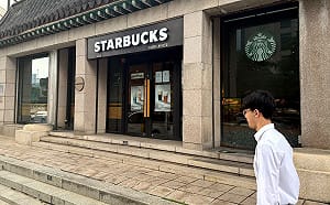 韓國星巴克空前公關危機！總部遭警方突襲搜索 「坦克日」行銷爭議延燒