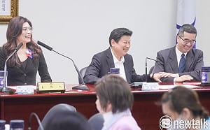 才轟「戲劇性自殘」經濟學人：對中嚇阻不足、不負責任的政客害台