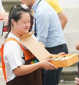 「哪家是綠友友？」弱勢被迫拋頭露面！他怒嗆：翁曉玲有種就向庇護工場宣戰！