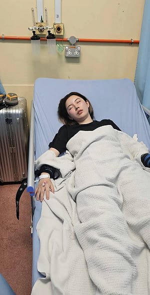 (影) 原來是忘了吃藥了! 中國女大鬧大馬機場喊新、日投降 遭強制送醫