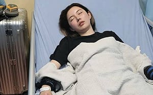 (影) 原來是忘了吃藥了! 中國女大鬧大馬機場喊新、日投降 遭強制送醫