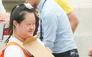 「哪家是綠友友？」弱勢被迫拋頭露面！他怒嗆：翁曉玲有種就向庇護工場宣戰！