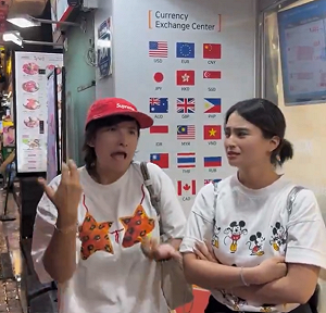 (影) 強撕腳踢中華民國國旗大鬧首爾！聾啞小粉紅不滿店家有台灣標誌.....