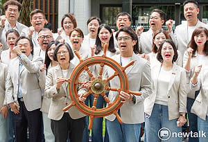 送船舵給沈伯洋 蔡英文：把台北帶往對的方向、也要有風和洋流