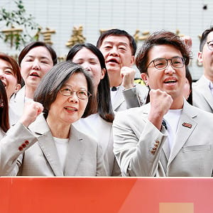 「全民皆主委」玩真的！沈伯洋競總掃QR code拿聘書  蔡英文曬聘書力挺喊話