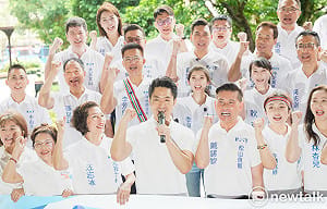蔣萬安陪33藍小雞登記、細數政績　戴錫欽喊：碰到「洋流」掌舵者不能換