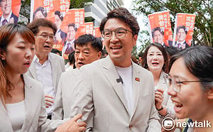 士林萬人擠爆看《大象來了》 沈伯洋：要避免發生梨泰院踩踏事故