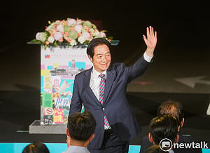 （影）賴清德主持國慶光雕點燈　稱全民皆「民主造山者」