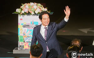 （影）賴清德主持國慶光雕點燈　稱全民皆「民主造山者」