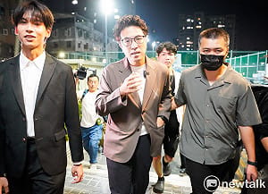 沈伯洋不解蔣萬安松山機場遷移如何串聯AI科技廊帶 秒答「這句英文」直呼太嗆了