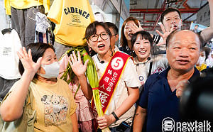 石舫亘掃市場！蔣萬安競辦攝影架拐子撞飛記者爆衝突　競辦致歉