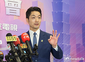 北市長辯論》別北市府徽章上陣！蔣萬安拍照先比OK　幕僚急喊「5號！」