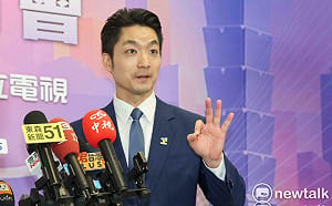 北市長辯論》別北市府徽章上陣！蔣萬安拍照先比OK 幕僚急喊「5號！」