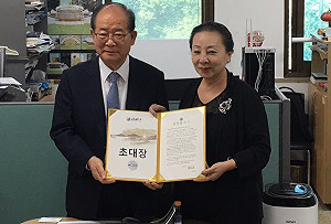 張花冠赴韓為燈會邀燈 首爾欣然參展