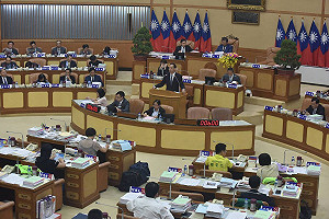 調薪專案報告 新北藍綠議員為朱立倫沒來吵翻天