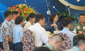 蔡英文視察幻象2千：國家會照顧王同義烈士家人