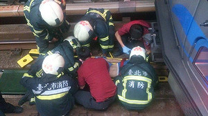 男子墜落捷運明德站軌道  緊急送醫