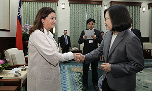 蔡英文：因應高齡化 建全方位藥事照護網